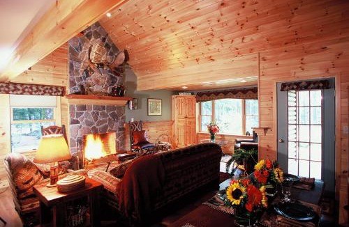 Fryeburg House | Upscale Fryeburg Cabin: Hot Tub + Billiards Table!