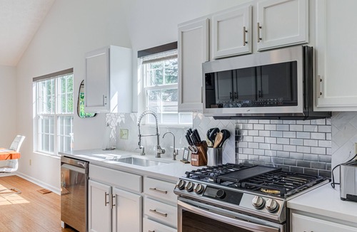 Cuyahoga Falls House | Upscale Home near Blossom, CVNP, Ski Resorts