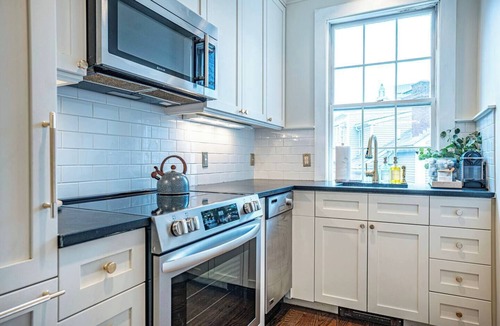 College Hill Apartment | Urban Chic in PVD, next door to Brown and RISD