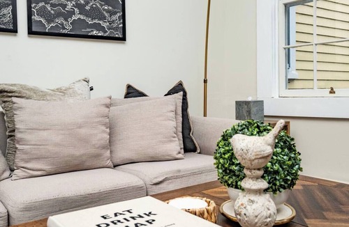 College Hill Apartment | Urban Chic in PVD, next door to Brown and RISD