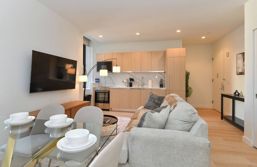 Financial District Apartment | Urban Escape : Bright 2BR/2BA in FiDi