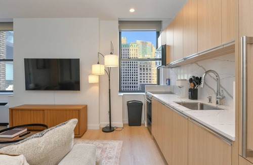 Financial District Apartment | Urban Escape : Bright 2BR/2BA in FiDi