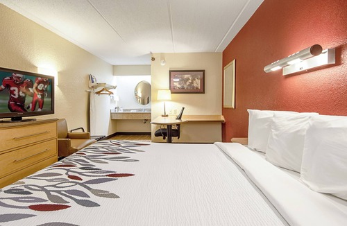 Milford Hotel | Convenient Room Close to Silver Sands and Milford Dining