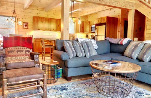 Bethlehem Cabin | UV Log home w/stunning views, hot tub! Minutes to attractions. Fireplace, Pool Table, AC, dogs ok!