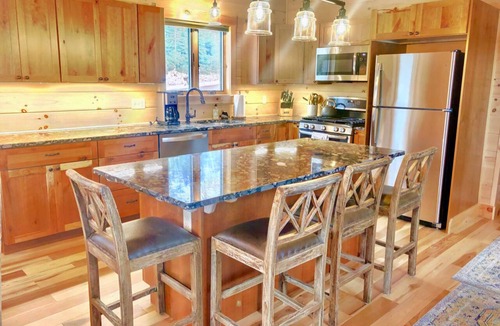 Bethlehem Cabin | UV Log home w/stunning views, hot tub! Minutes to attractions. Fireplace, Pool Table, AC, dogs ok!