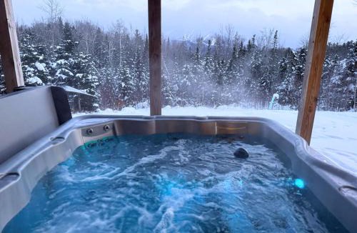 Bethlehem Villa | UV Log home with direct Cannon Mountain views Minutes to attractions Fireplace Pool Table AC