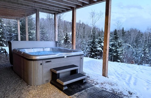 Bethlehem Villa | UV Log home with direct Cannon Mountain views Minutes to attractions Fireplace Pool Table AC