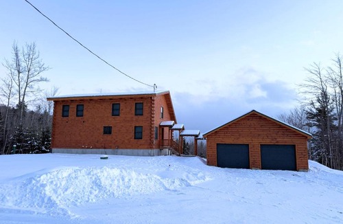 Bethlehem Villa | UV Log home with direct Cannon Mountain views Minutes to attractions Fireplace Pool Table AC