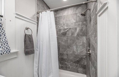 Scarborough House | UXURY 3 BD HOME | SLEEPS 8 | LARGE BACKYARD