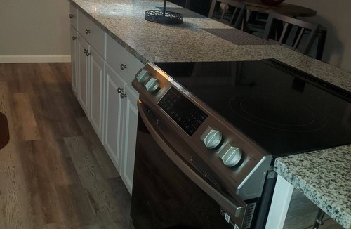 Euclid House | Valley Creek Place, A Charming 3-bedroom home with a Creek view & Wi-Fi
