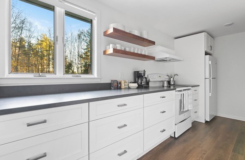 Jamaica Ski Chalet | Vermont A-Frame | Sleeps10, Hot Tub, Sauna, EV, AC