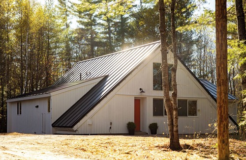 Jamaica Ski Chalet | Vermont A-Frame | Sleeps10, Hot Tub, Sauna, EV, AC
