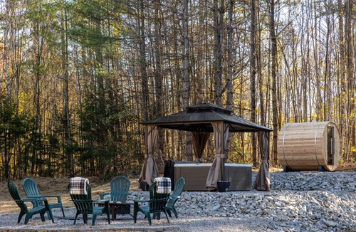 Jamaica Ski Chalet | Vermont A-Frame Sleeps10, Hot Tub, Sauna, EV, AC