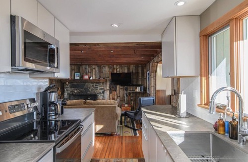 East Dover House | Vermont Chalet w/Sweeping Mountain Views
