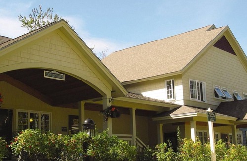 Fletcher House | Vermont Mountain Escape Near Skiing with Spacious 2BR Deluxe Retreat