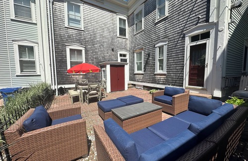 Top of the Hill Apartment | Very Cool 2 bed/1 bath/Pullout Sofa (sleeps 6)/Dog Friendly Apartment on Historic Spring St.
