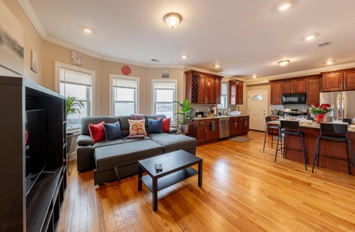 Dorchester Apartment | Vibrant 4BR Boston Apt - Balcony, Bathtub, TV near I-95 & Pet Friendly 903