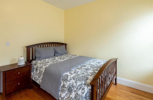 Dorchester Apartment | Vibrant 4BR Boston Apt - Balcony, Bathtub, TV near I-95 & Pet Friendly 903