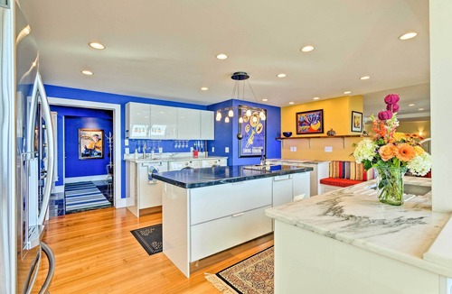Sterling House | Vibrant Sterling Lakefront Lodge w/Kayaks