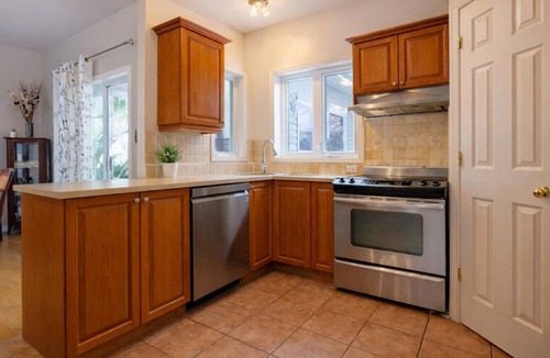 Saint Basile le Grand House | Villa Near Montreal with Heated Pool, BBQ, 4 Bedrooms & 10 Guests