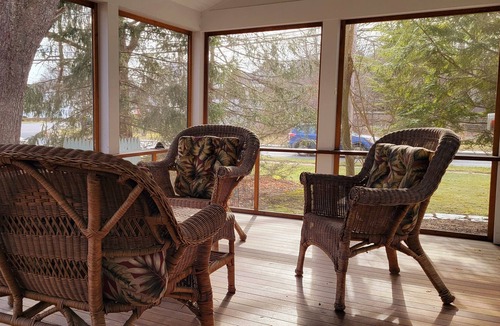 Cambridge House | Village Retreat- walking distance from downtown