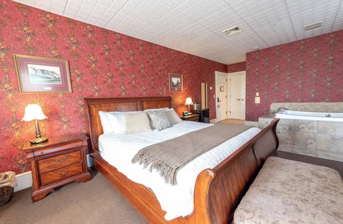 Geneseo Bed & Breakfast | Village View Room - Big Tree Inn