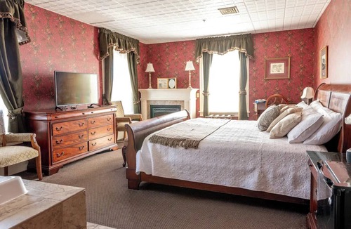 Geneseo Bed & Breakfast | Village View Room - Big Tree Inn