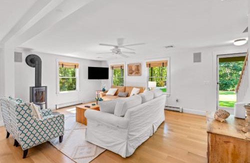 Tisbury House | Vineyard Haven Family Beach Fire Pit & Garden View