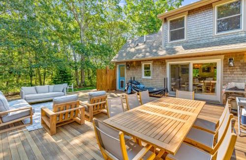 Tisbury House | Vineyard Haven Family Beach Fire Pit & Garden View
