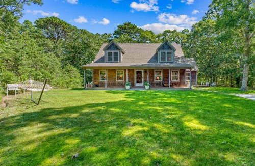 Tisbury House | Vineyard Haven Family Beach Fire Pit & Garden View
