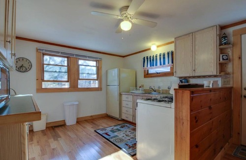 Tisbury House | Vineyard Haven Guest House - Sleeps 4, A/C, Walk to Town