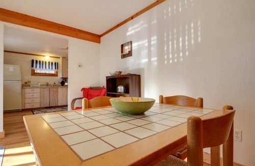 Tisbury House | Vineyard Haven Guest House - Sleeps 4, A/C, Walk to Town