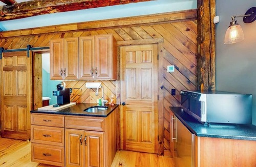 Waterbury Center Apartment | Vintage farmhouse studio with on-site hot tub - near year-round recreation