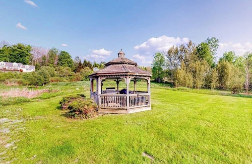 Waterbury Center Apartment | Vintage farmhouse studio with on-site hot tub - near year-round recreation