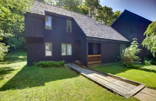 Waitsfield House | Waitsfield Condo w/Pool & On-Site Trail Access!