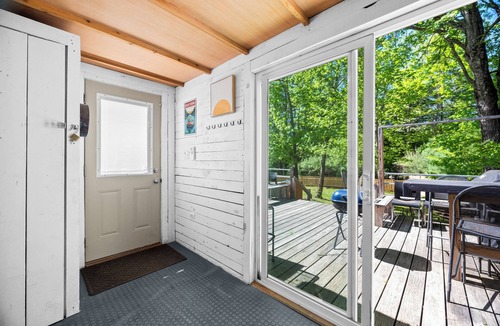 North Conway House | Wake up on the Saco River 2-Bedroom house private Saco access