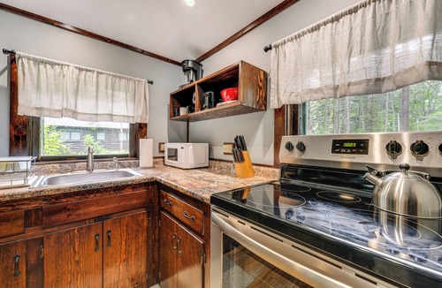 Boothbay Harbor Cabin | Walk to Barrett's Park: Wooded Cabin w/Grill!