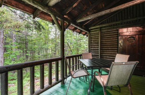 Boothbay Harbor House | Walk to Barrett's Park: Wooded Cabin w/Grill!