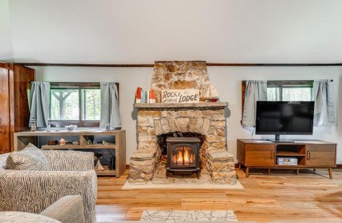 Boothbay Harbor House | Walk to Barrett's Park: Wooded Cabin w/Grill!