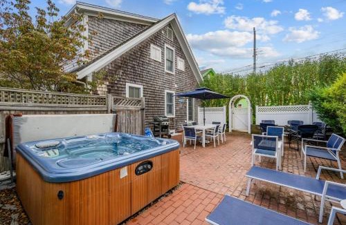 Chatham House | Walk to Beach and Town, Hot tub, Sleeps 8, Pet Friendly