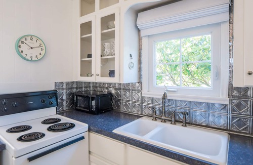 Newport East House | WALK to BEACH/CLIFF WALK! FANTASTIC Location! Newport so close! Pets OK! Deck!