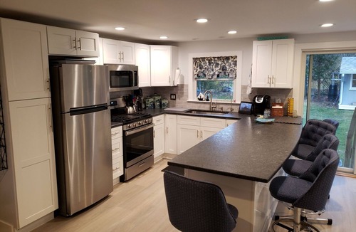 Jamestown Shores House | Walk to beach - Comfy new home