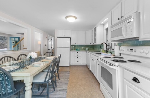 West Yarmouth House | Walk to beach, fenced yard, and toys for the kids!