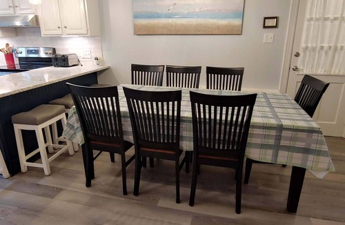Newport East House | Walk to beach, Huge deck off spacious new kitchen, roof-deck, king master