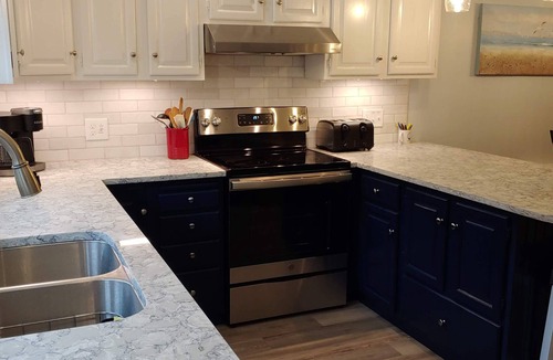 Newport East House | Walk to beach, Huge deck off spacious new kitchen, roof-deck, king master