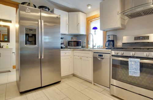 East Chop House | Walk to Beach! Oak Bluffs Home & Studio