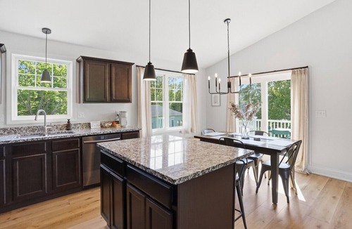Warwick House | Walk To Beach | Spacious House