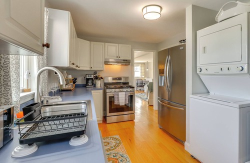 Momauguin House | Walk to Beaches: Sunny East Haven Home w/Grill