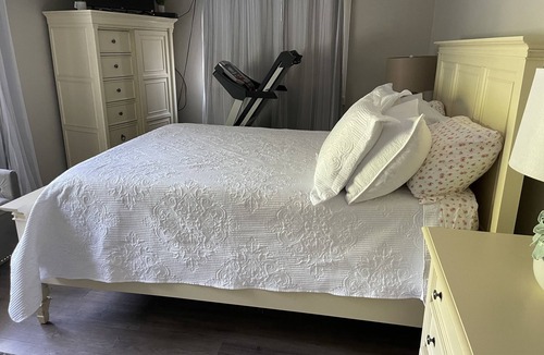 Quioque Cottage | Walk to beautiful Westhampton Beach town restaurants and shops 2 room Suite.