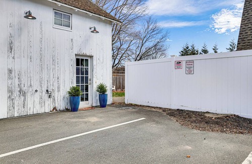 Madison Center Apartment | Walk to Coast! Convenient Cottage in Dtwn Madison